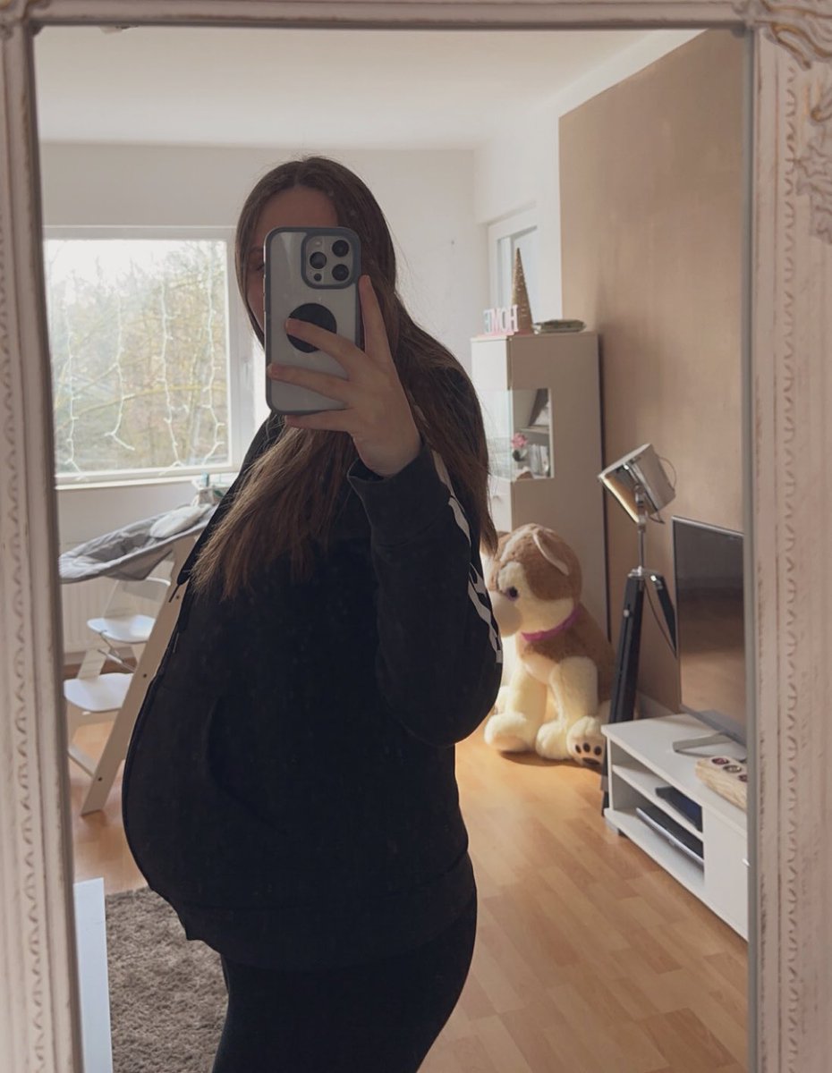 MinouLisa's tweet photo. Den Bauch kann ich noch gut verstecken, oder? 😛 #9monat https://t.co/qQxoCkhC1d