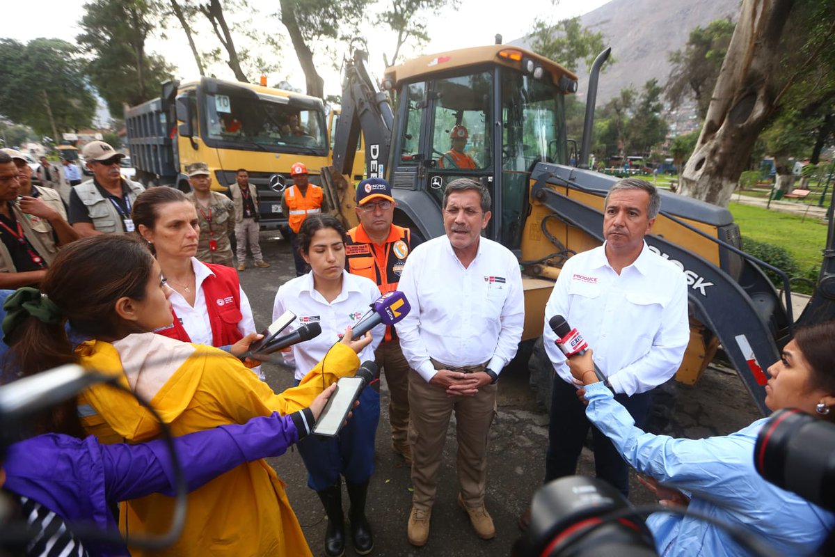 MindefPeru's tweet photo. #AHORA Ministro @JChavezCresta junto a titulares del @MTC_GobPeru, @viviendaperu y @MINPRODUCCION, llegan a la Plaza de Armas de Chosica para iniciar recorrido de inspección a zonas afectadas por deslizamientos y evaluar acciones inmediatas. #NuestraMisiónElPerú🇵🇪 https://t.co/byvOy5UoJp