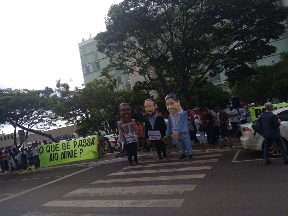 pagina40's tweet photo. Ato dos trabalhadores da Eletrobras @psbnacamara @PSB_RJ #ReestatizaEletrobrasJá https://t.co/QCGkIfi3Mn