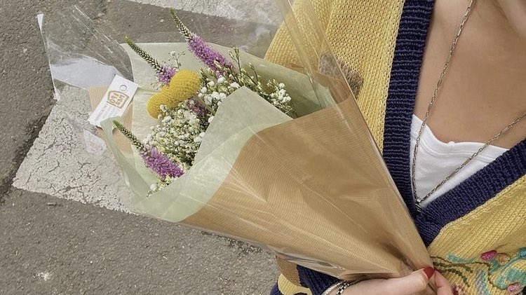malusokay's tweet photo. Buying yourself flowers is self-care <3 https://t.co/lQXH2bSpps