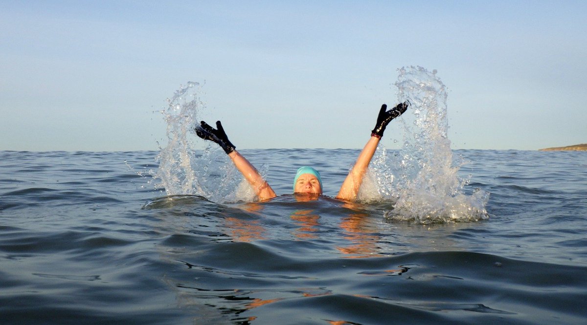 Ravilious's tweet photo. We marked the Ides of March like this...@purplepuffin @PirateSuJa #Seaford #IdesOfMarch #seaswimming #coldwater #dryrobeterritory https://t.co/6Fo1ithK5g