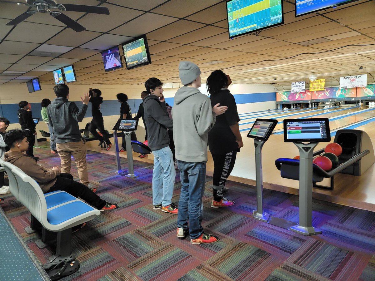 LCBirdHPE's tweet photo. Advanced PE and Fit for Life Students enjoyed a bowling trip https://t.co/v5rkxILgJJ