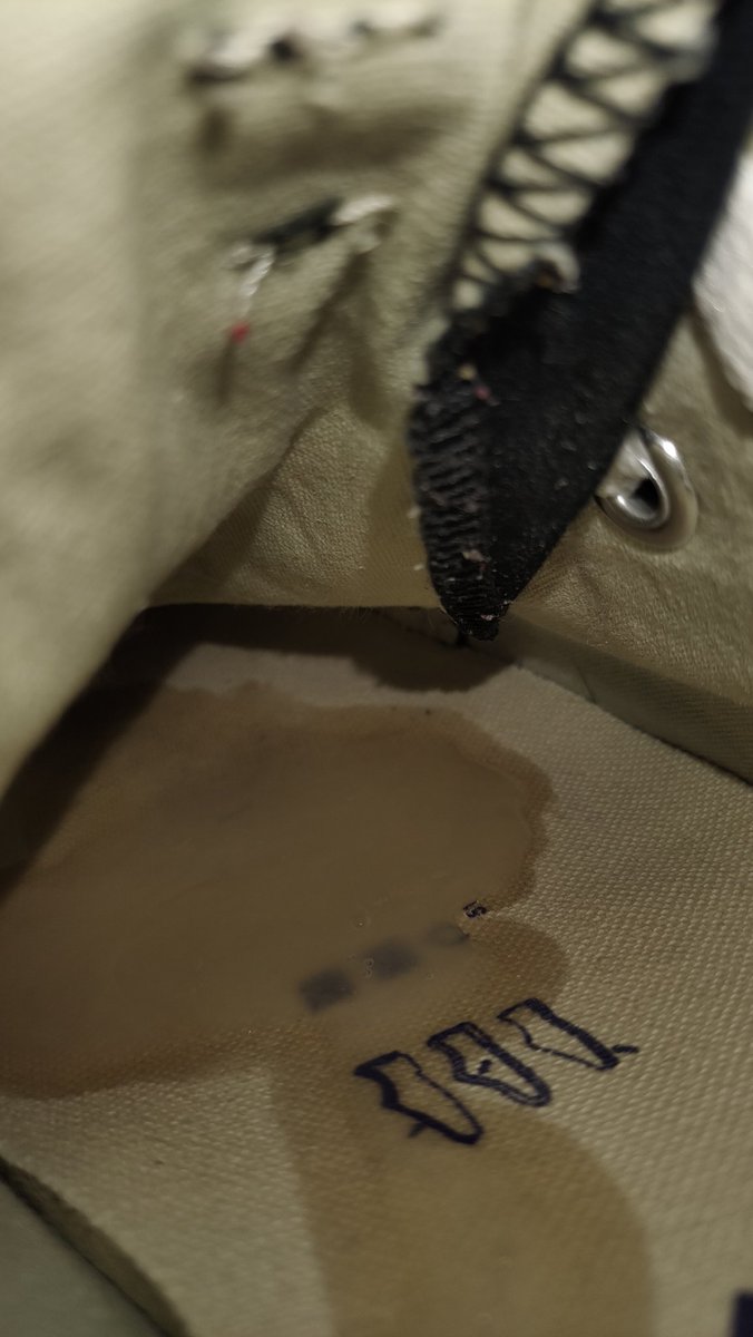 #匡威 #扫楼 #打胶 #converse #射鞋 #cum
新邻居小姐姐的37码黑色高帮匡威帆布鞋又正又美😋，从气味上感觉没穿过多少次，这缺失的味道就用我的液体来填补，依旧是全力地一发进入最深处，明天好好用右脚体会吧😘