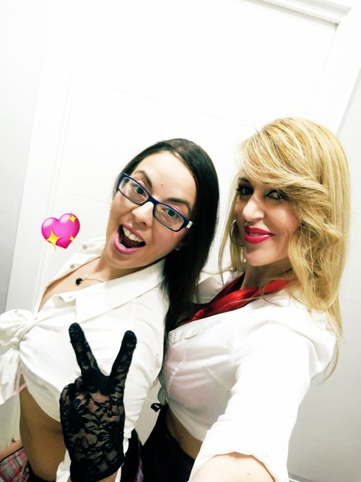 Empezamos con las despedidas de solteros!!! 💃💃💃💃 https://t.co/uxYbVXDpBt