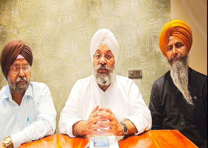 JagbaniOnline's tweet photo. ਦਿੱਲੀ ਯੂਨੀਵਰਸਿਟੀ ਦੇ 4 ਖ਼ਾਲਸਾ ਕਾਲਜਾਂ 'ਚ ਸਿੱਖ ਵਿਦਿਆਰਥੀਆਂ ਨੂੰ ਦਿੱਲੀ ਕਮੇਟੀ ਵੱਲੋਂ ਦਾਖ਼ਲੇ ਲਈ ਜਾਰੀ ਕੀਤੇ ਜਾਂਦੇ 'ਸਿੱਖ ਘਟਗਿਣਤੀ ਵਿਦਿਆਰਥੀ' ਦਾ ਸਰਟੀਫਿਕੇਟ ਦੇਣ ਦਾ ਏਕਾਧਿਕਾਰ ਦਿੱਲੀ ਯੂਨੀਵਰਸਿਟੀ (DU) ਵੱਲੋਂ ਖੋਹ ਲਿਆ ਗਿਆ ਹੈ।
#DelhiCommittee #DelhiUniversity #SikhStudentsCertificates #ManjitSinghGK https://t.co/VWHZWHCBUs