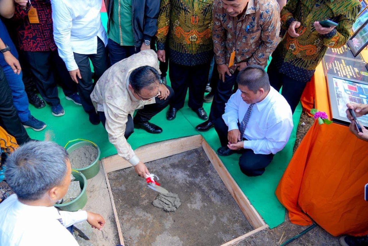 YaqutCQoumas's tweet photo. Siang tadi di Kelurahan Bacang, Pangkalpinang, meletakkan batu pertama pembangunan Vihara. Penganut 6 agama (Islam, Kristen, Katolik, Budha, Konghucu dan Hindu) semuanya ada di Kelurahan ini. Tetap terjaga harmoninya. Keren. https://t.co/MquVHF3XyC