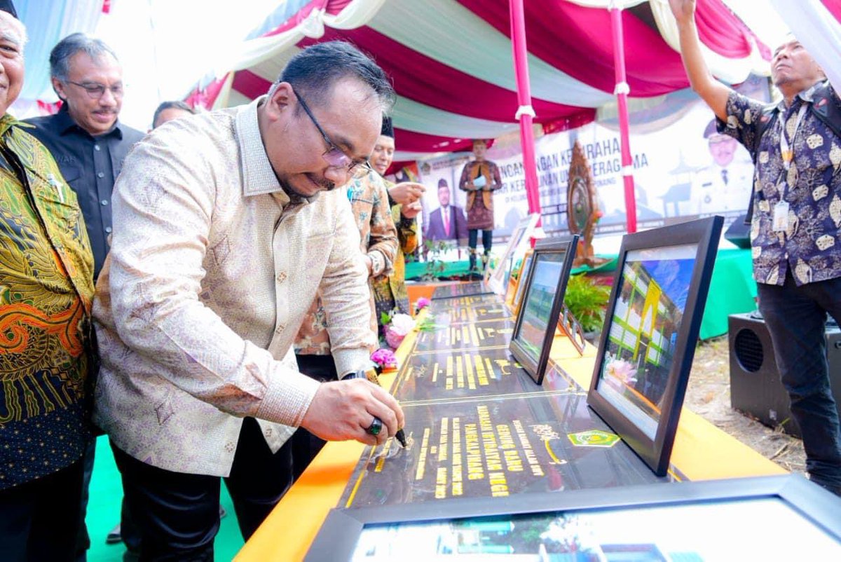 YaqutCQoumas's tweet photo. Siang tadi di Kelurahan Bacang, Pangkalpinang, meletakkan batu pertama pembangunan Vihara. Penganut 6 agama (Islam, Kristen, Katolik, Budha, Konghucu dan Hindu) semuanya ada di Kelurahan ini. Tetap terjaga harmoninya. Keren. https://t.co/MquVHF3XyC