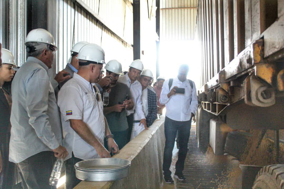 Gob_Guarico's tweet photo. #NotiGuárico🔴 Gobierno Bolivariano planifica estrategias para impulsar la producción de las Unidades Productivas en Guárico

Más información ⬇️
👁‍🗨https://t.co/AreMh9EB4i

#Guárico
#ChávezHechoMillones
#GuáricoProgresaYProduce https://t.co/mgUvbBgiK7