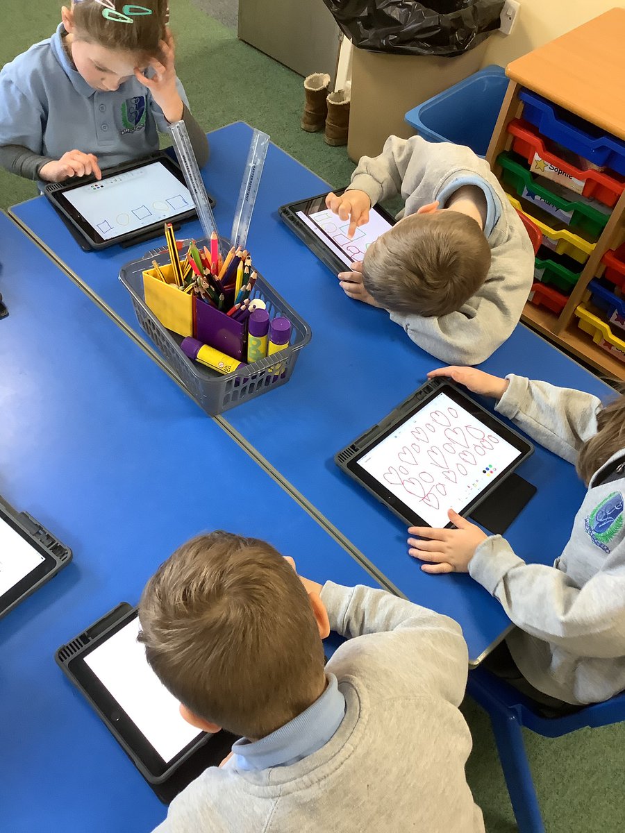 StAgnesY1's tweet image. In ICT we used iPads to make patterns.#stagnescomputing