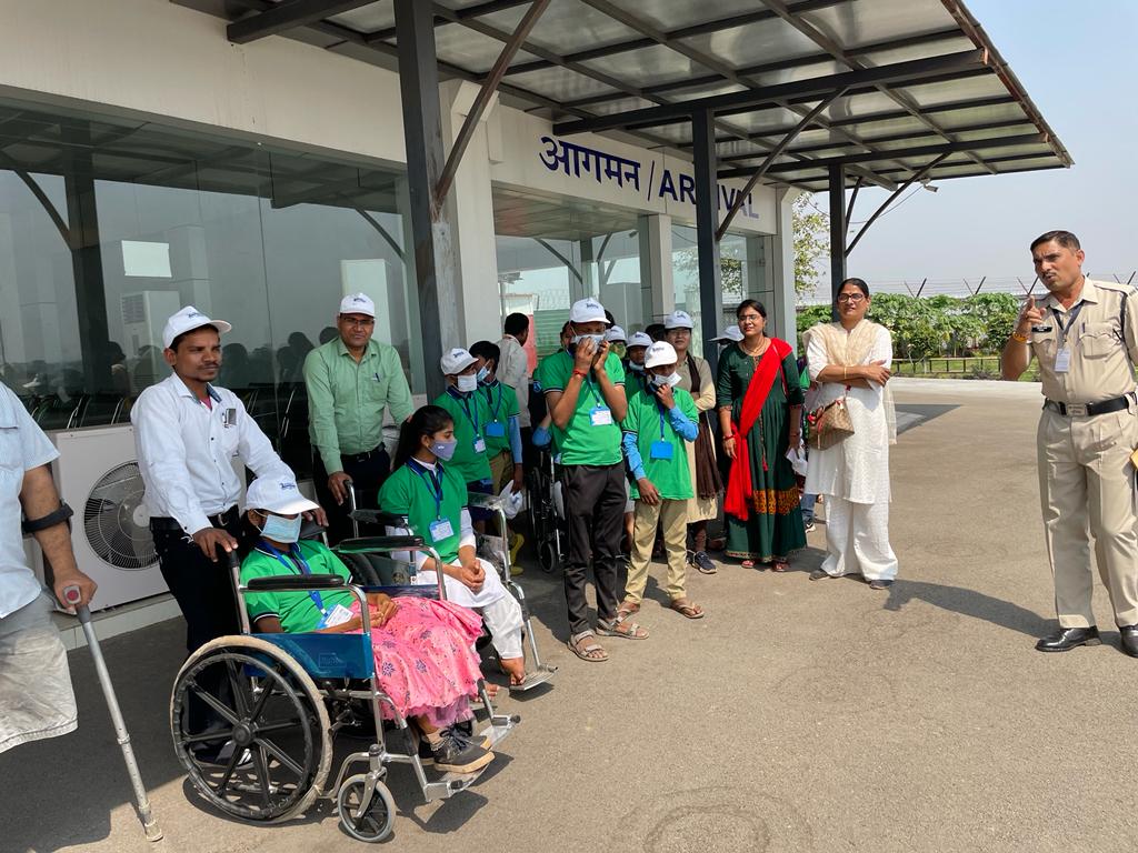 कलेक्टर सौरभ कुमार के मार्गदर्शन में #समग्र_शिक्षा_परियेाजना अंतर्गत जिले के 45 #दिव्यांग_बच्चों ने हाईकोर्ट, एयरपोर्ट, कानन पेंडारी का बड़े उत्साह के साथ शैक्षणिक भ्रमण किया। कोरोना के बाद पहली बार आयोजित #शैक्षणिक_भ्रमण का बच्चों ने खूब मजा लिया। 
<a href="/skumar_ias/">Saurabh Kumar</a> 
#bilaspur