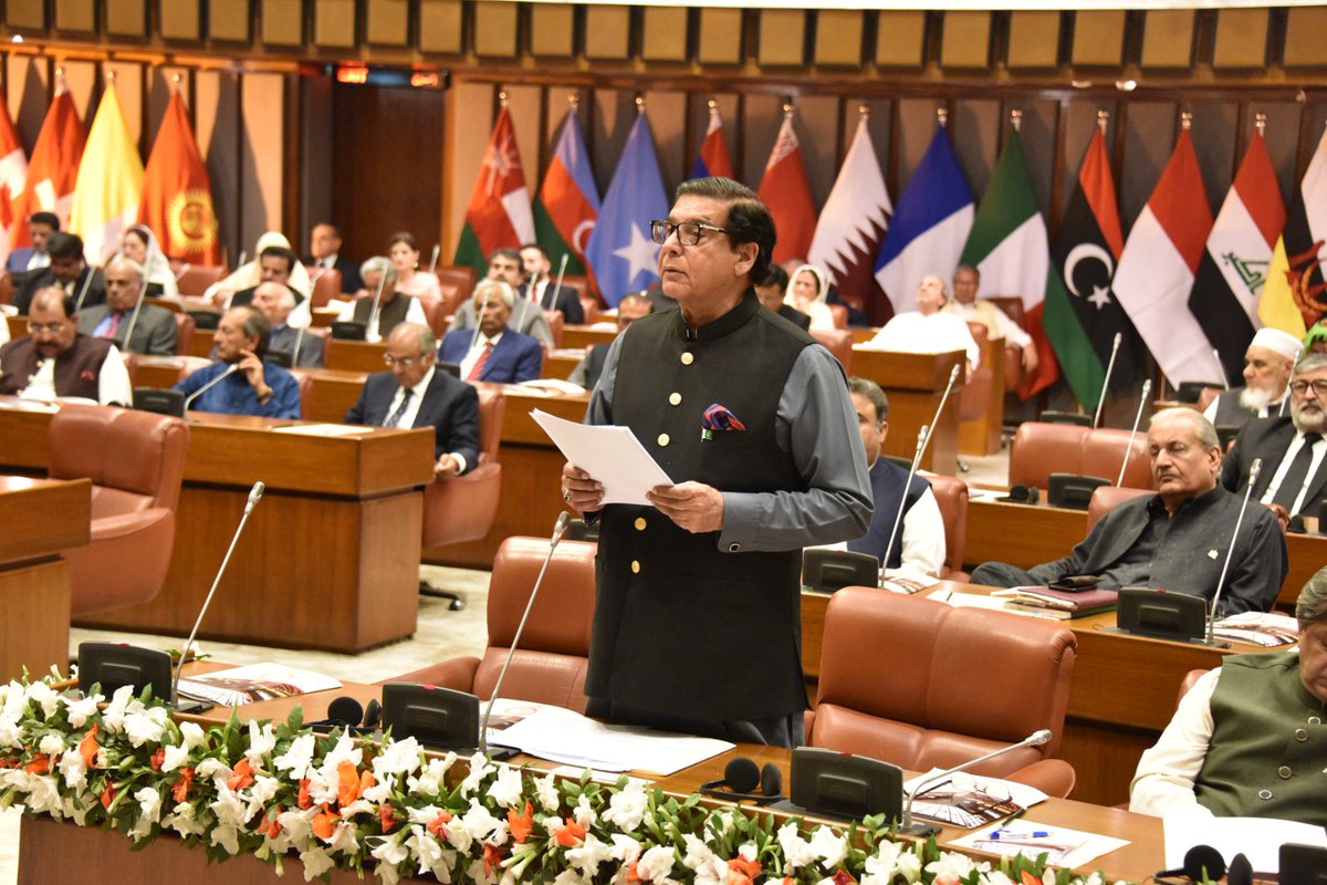 SenatePakistan's tweet photo. Chairman Senate, Muhammad Sadiq Sanjrani presenting medallion to Speaker @NAofPakistan Raja Pervez Ashraf as Special Commemorative session of the Senate to mark the #SenateGoldenJubilee continues. #PakSenateAt50 @RPAPPP https://t.co/OrdFQCQQAo