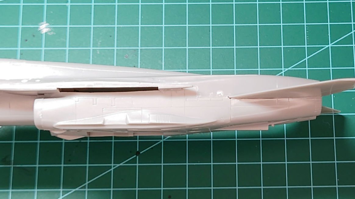 F/A-18C進捗
胴体上下の貼り合わせ
まあまあキレイ目にくっついたのでは
後部側面のガタツキ部はプラ板か何かで裏打ちしておけばよかったかな
合わせ目消しとかヒケ埋めは一気にやってしまいたいな