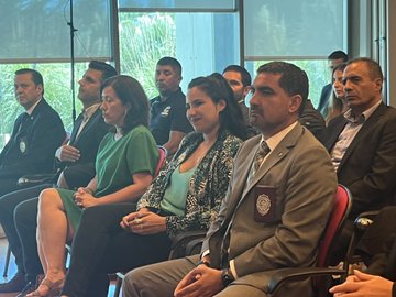 DPPQuillota's tweet photo. Acompañamos al personal #MT0 @PDI_Valparaiso por el premio a la excelencia en el área Antinarcóticos obtenido en la #PoliceSummit de Dubái, por el Plan Microtráfico Cero 👏👏👏. https://t.co/Gt6fRQSAza