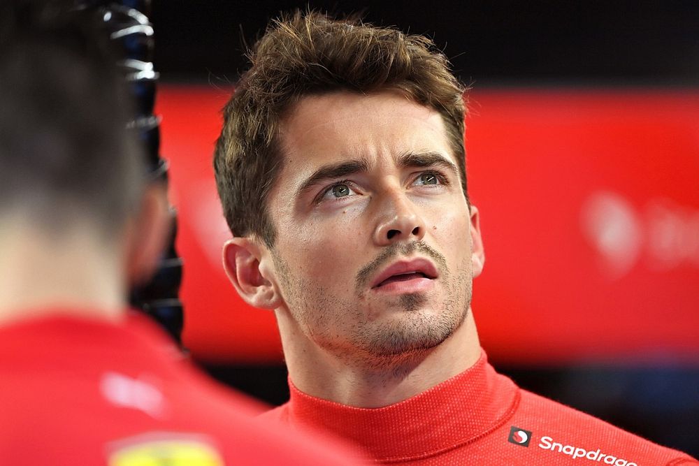 Formula1Co's tweet photo. Charles #Leclerc subirà una penalità di 10 posizioni in griglia in Arabia Saudita.

Il team sostituirà la centralina elettronica sulla macchina per la terza volta, il che significa che dovrà prendere una penalità.

#F1 #SaudiArabianGP #Ferrari https://t.co/7JGnZtQOwz