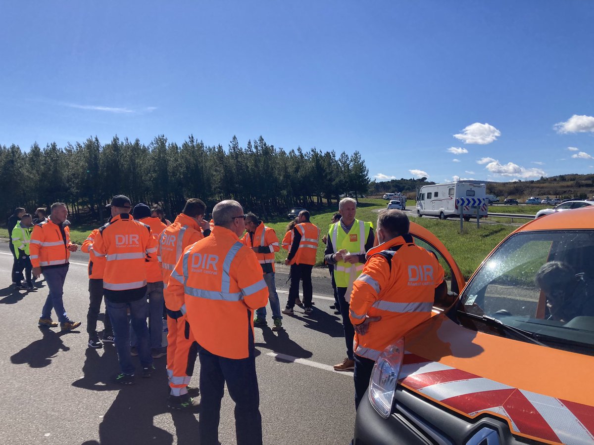 jeromemouillot's tweet photo. A Clermont-l'Herault, des personnels grévistes de la DiR renforcés par l’interprofessionnelle du coeur d’Herault ont mis en place une déviation sur l’A75 à la hauteur Clermont, vers BEZIERS.Une action menée dans le cadre de la mobilisation contre la réforme des retraites. https://t.co/AVC4g1BUAQ