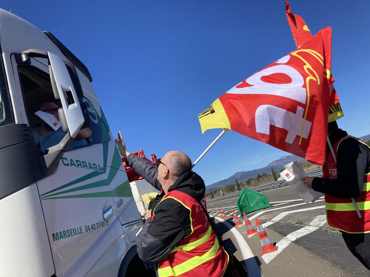 jeromemouillot's tweet photo. A Clermont-l'Herault, des personnels grévistes de la DiR renforcés par l’interprofessionnelle du coeur d’Herault ont mis en place une déviation sur l’A75 à la hauteur Clermont, vers BEZIERS.Une action menée dans le cadre de la mobilisation contre la réforme des retraites. https://t.co/AVC4g1BUAQ
