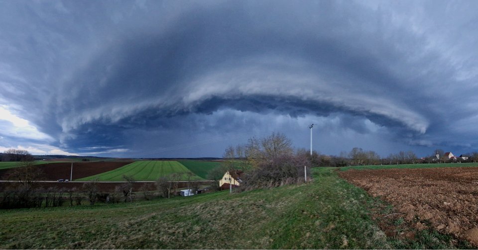 climaeradar's tweet image. Trovoadas fortemente incomuns para março foram registradas esta semana no sul da Alemanha. Essa foto registra uma Supercélula que se formou na última segunda-feira em Burggrumbach.
 
📸: Daniel Armani

#Meteorologia #Trovoada #Nuvem #Supercélula