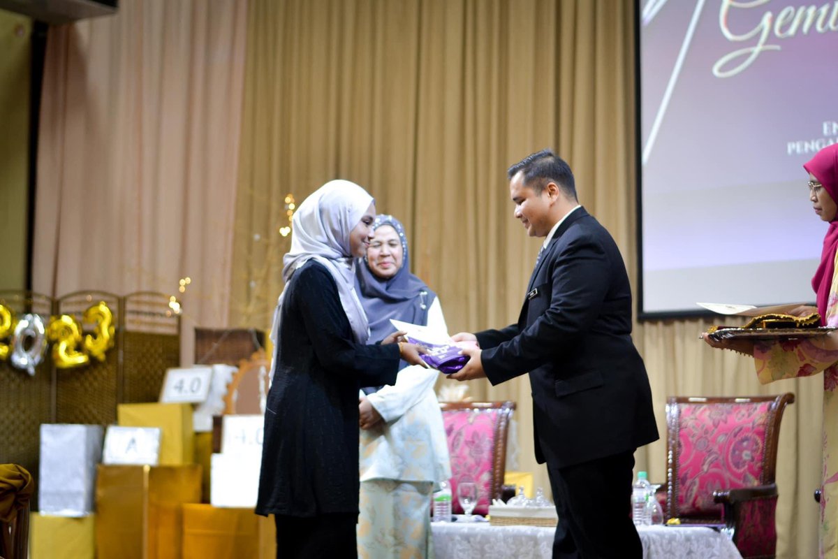 dailamidaniel's tweet photo. Selesai merasmikan Majlis Anugerah Gemilang Akademik, Kolej MARA Kulim.

Syabas dan tahniah kepada semua pelajar, terima kasih juga kepada semua tenaga pendidik. Semoga Kolej MARA Kulim terus mencipta kegemilangan di masa akan datang. https://t.co/w6DoWKc9Nw