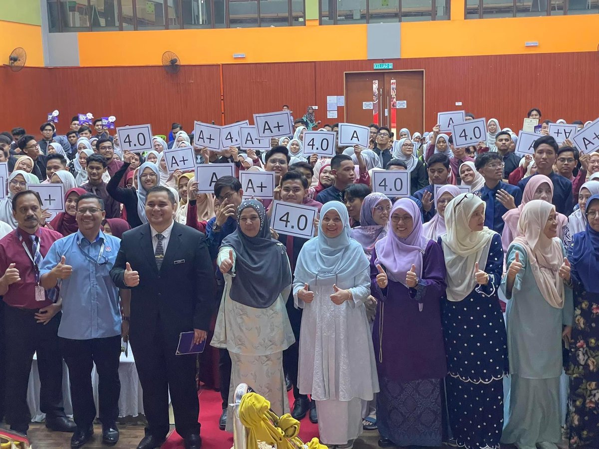 dailamidaniel's tweet photo. Selesai merasmikan Majlis Anugerah Gemilang Akademik, Kolej MARA Kulim.

Syabas dan tahniah kepada semua pelajar, terima kasih juga kepada semua tenaga pendidik. Semoga Kolej MARA Kulim terus mencipta kegemilangan di masa akan datang. https://t.co/w6DoWKc9Nw