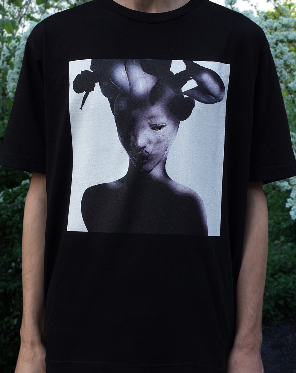 jessekanda's tweet image. Jesse Kanda &apos;Ophelia&apos; Black T available now in our shop wwwomb.jessekanda.com Shipping worldwide! Thank you!