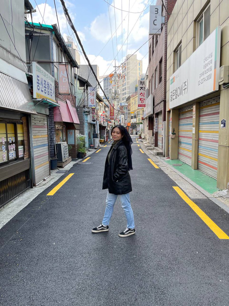 forj5tenxlu's tweet photo. first to start off. i think best is i expose @jinaojaem face bc this is a serious issue and rn she’s not replying to anyone. so take your time to read the whole thread.

this is her &amp; last pic is w me. all pics taken at Korea for NCT 127 The Link+.

a THREAD of what happened👇🏻 https://t.co/UWWJz1CuD9