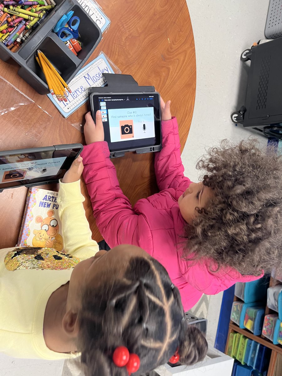 #DigitalLearningDay Today we continued talking about Habit 6 Synergize @TheLeaderinMe. Students went on a scavenger hunt with a partner in and practiced working together. During the hunt, students used keynote to read clues, take pictures, and record what they found! @LCSJackets