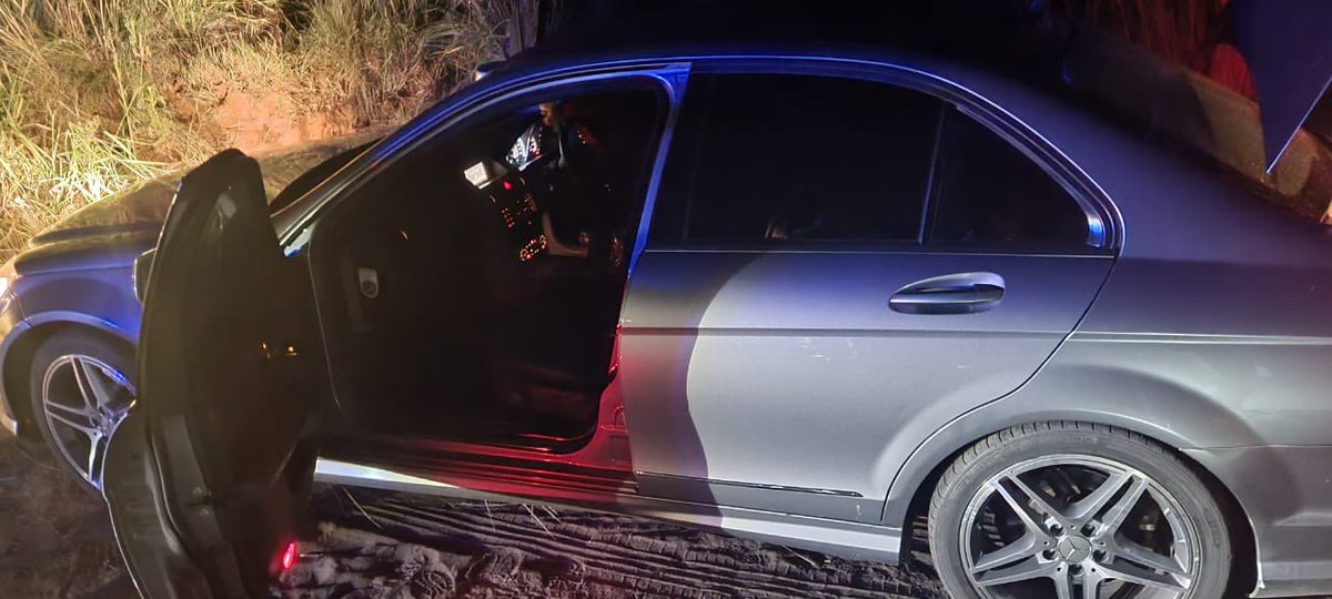 MrCarter_US's tweet photo. One suspect shot dead near Emalahleni in Mpumalanga after a shootout with police. The gang was travelling in three vehicles from Nelspruit to Gauteng. They are allegedly involved in #CITRobberies #CrimeWatch https://t.co/cQ8fPeLOaO