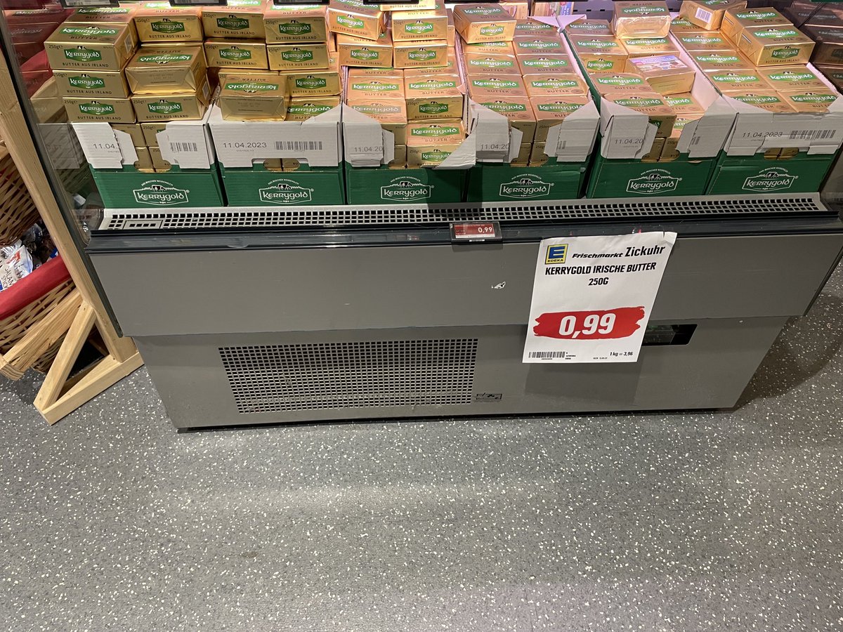 CarstenDierig's tweet photo. Der #Butterpreis sinkt derzeit nicht mehr nur, er stürzt ab. Ein #Edeka-Markt in #Köln verkauft das 250-Gramm-Päckchen ⁦@KerrygoldIRL⁩ heute in der Aktion für 99 Cent. Das sind nochmal 50 Cent weniger als der Preis der #Eigenmarke Gut&amp;Günstig ⁦@milchindustrie⁩ @welt https://t.co/s1AJsvzuPa
