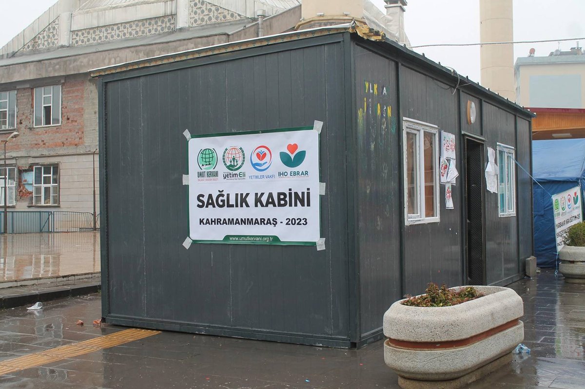 Umut Kervanı olarak Kahramanmaraş'ta depremzedeler için sağlık kabinimiz hizmete başladı.