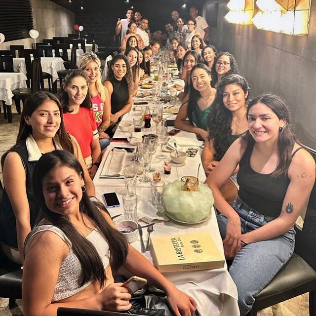USMPVoley's tweet photo. Cena de confraternidad de nuestro plantel profesional 2023. 👥🌃🏐✨

¡El camino continúa y vamos unidas! 💪🏼

¡Vamos San Martín! ❤️💙 https://t.co/Wpr88Jy4xl