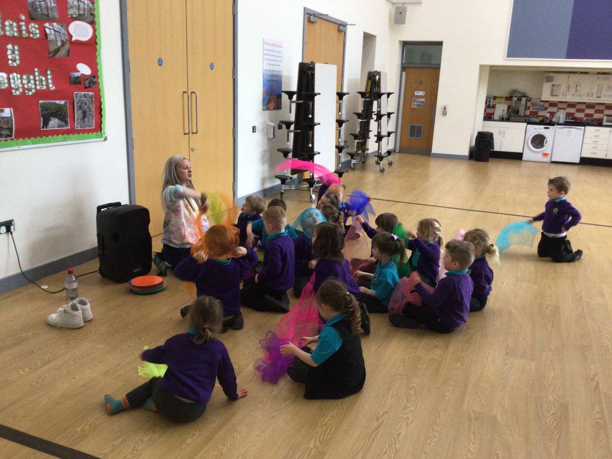 CarregHirfaen's tweet photo. Bore hyfryd yn dawnsio gyda Miss Sioned. Diolch Miss Sioned! #SawelCH #themasawelCH #ymaacacwCH #LlesCH https://t.co/e9zkQ5bhkT