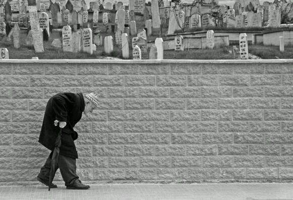 "Paltom bile ağır gelirken, nasıl taşırım koca dünyayı sırtımda?"

Franz Kafka