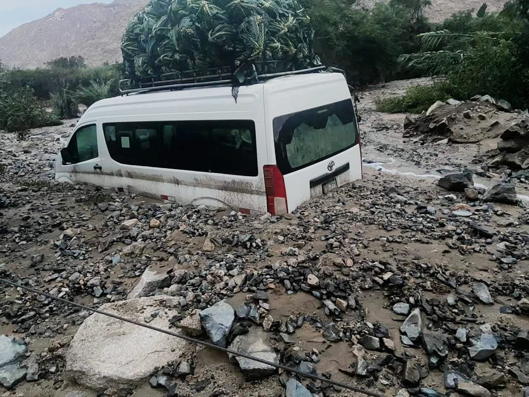 chinoperiodista's tweet photo. Situación actual en Chasquitambo, Áncash (ruta Huaraz-Lima), la gente no puede movilizarse debido a los huaicos generados por las intensas lluvias. @elcomercio_peru @PeruECpe https://t.co/CJrG8ci61Z