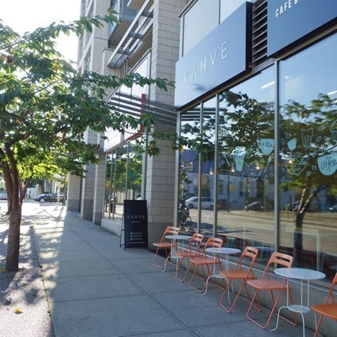 Ever notice it seems sunnier in Kits? 

Maybe it's because the team at <a href="/kahvevancouver/">KAHVE</a> doles out care and attention that clears away the clouds...⁠ ⁠ 

Seriously, we bet they could grow their own coffee plants in there with those metaphorically sunny vibes.⁠ ⁠ 

No matte…