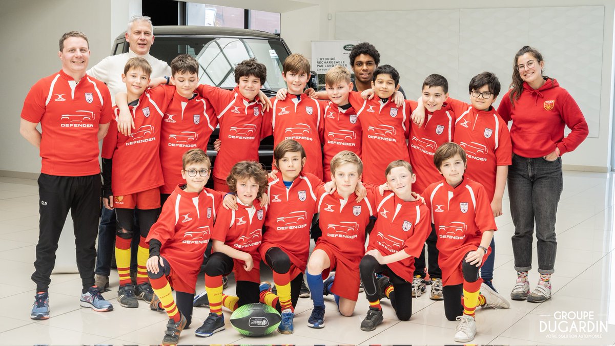 LilleRugbyClub's tweet image. Notre équipe U12 s&apos;est rendue aujourd&apos;hui à @LandRoverFrance Lille pour recevoir sa dotation aux couleurs de la #TeamDefender 👕

Nos jeunes joueurs pourront bénéficier de ces nouveaux équipements à l&apos;occasion de leurs prochains matchs ❤️💛