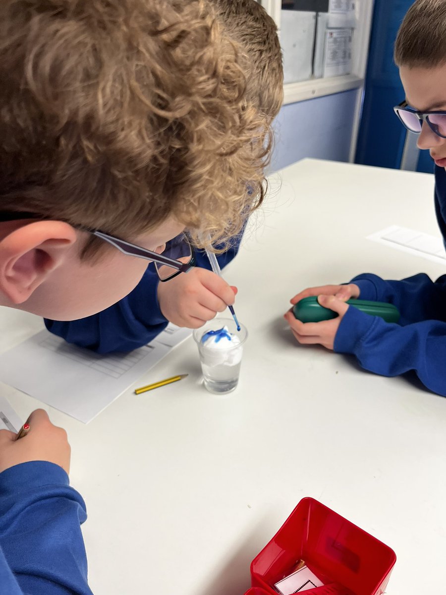 Dosbarth Gareth Bale enjoyed conducting an experiment today to find out more about precipitation. 🌧️🔄 #watercycle #DPSSTEM #BSW2023