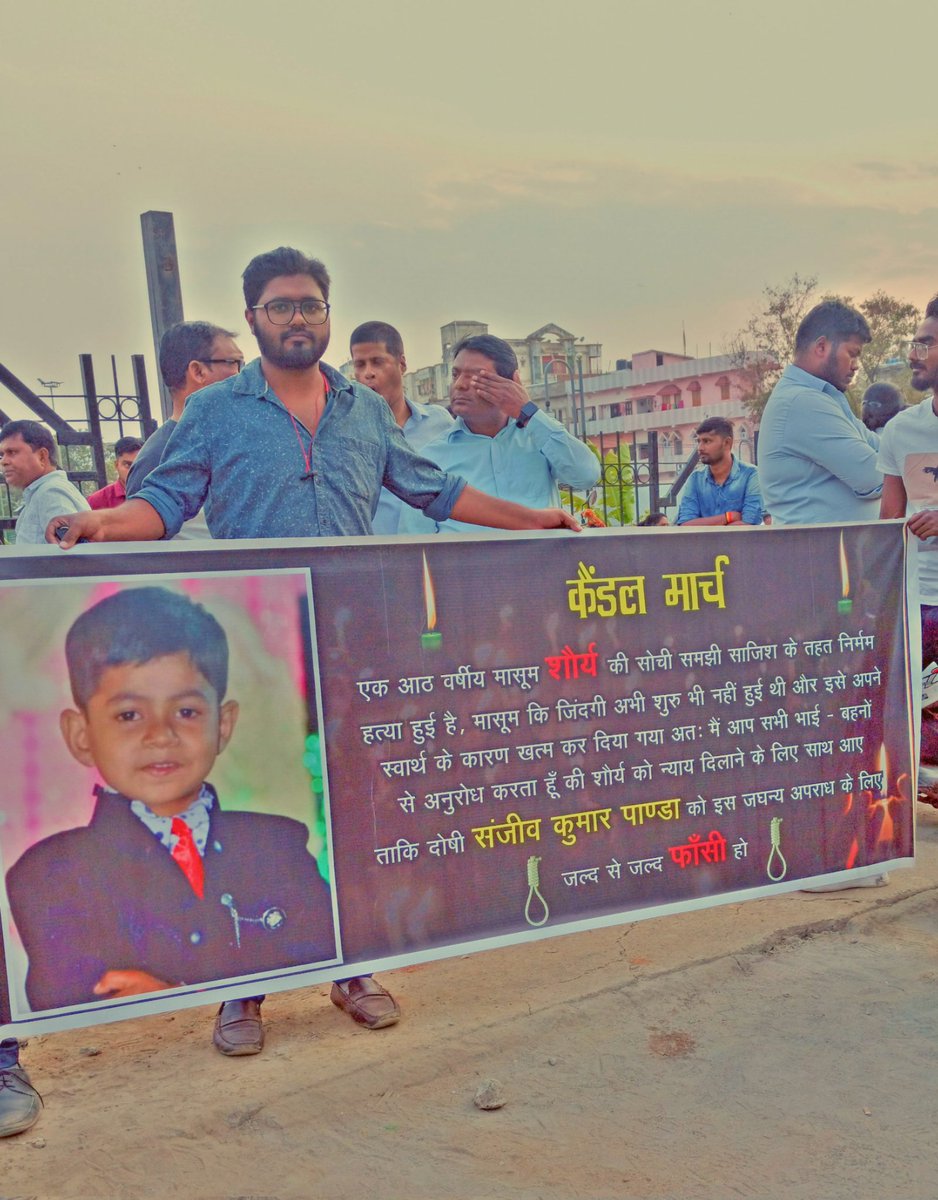 S_w_a_m_i_'s tweet image. लोगों के पास समय कम था, इसलिए कैंडल मार्च करते हम लोगों हॉर्न पर हॉर्न बजाए जा रहे थे, वरना वो अपनी अपनी गाड़ी साइड लगा कर हमारे साथ चलते थोड़ी दूर थोड़ी देर, बाकी बच्चे को न्याय तो दिलवा कर रहेंगे। 
#शौर्य #justiceforshaurya #रांची #ranchi #murder #Crime