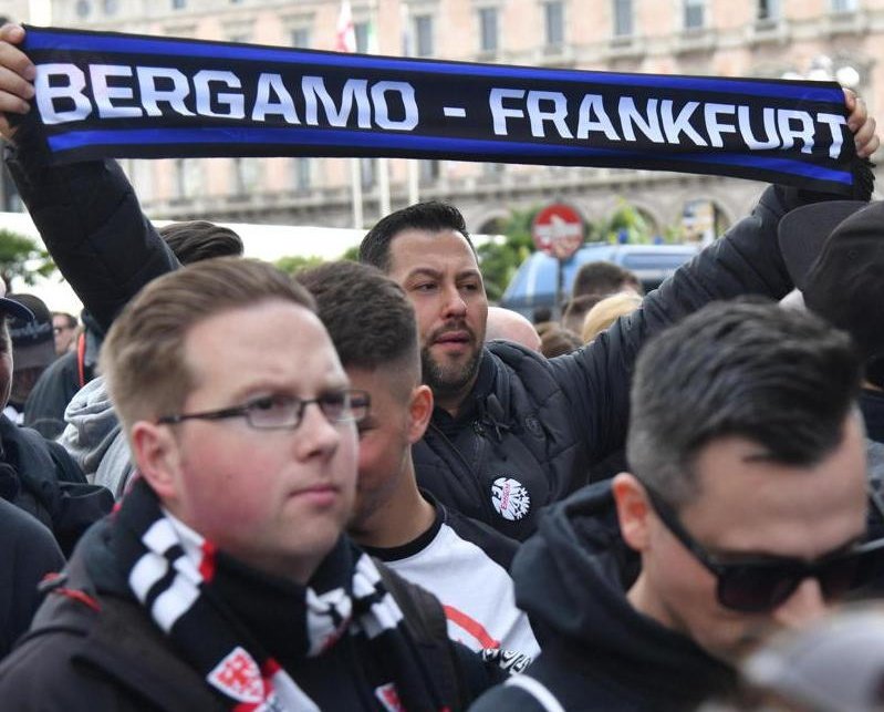 Il Ministro #Piantedosi dovrà spiegare in aula come sia possibile che la tifoseria dell'#Eintracht, fomentata dal club, sfidi il governo italiano mettendo a soqquadro #Napoli come barbari, con l'aiuto dei tifosi dell'#Atalanta. Tutto previsto, eppure non evitato.
#NapoliEintracht
