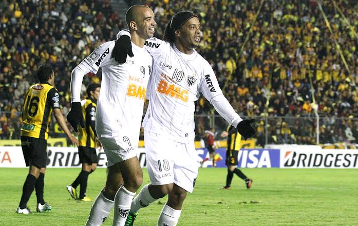 mundodabola's tweet photo. Tardelli, sobre o Atlético-MG de 2013:

“Ronaldinho levava uma maleta de pôquer na véspera de jogo e a gente ficava até duas, três, quatro da manhã jogando pôquer. Chegava no dia seguinte e a gente atropelava todo mundo!”

📸 AP https://t.co/AGC3Mjoqjq