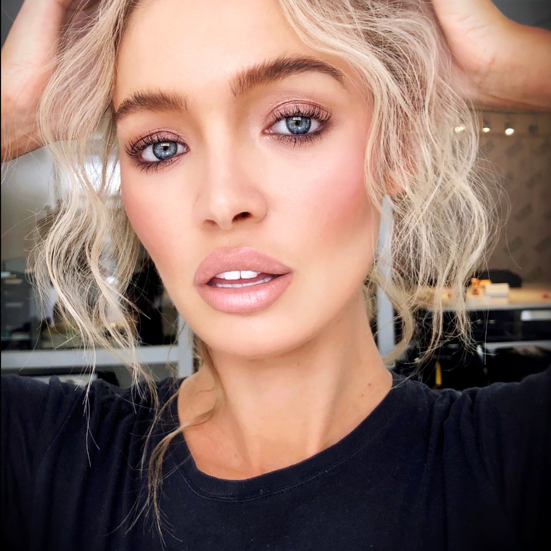 runwayrogue's tweet photo. Looking for your next favorite lip gloss? π Add a swipe of the 'Photo Filter' LuxGloss to the center of your lips for a beautiful pale nude shimmer! β¨ #runwayrogue #bypatriciahartmann https://t.co/uBY6M1aw93