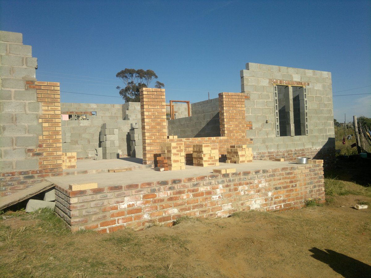 LMkonqo's tweet photo. I have so much respect for anyone who has been to Build-It, CashBuild, Builders or any store that sells building material to buy ezizinto. Check the roof in F3, f*** up😡 it needed to be changed &amp; the material can't be reused. Ndandifuna umfaka Okapi umakhi wathi umama hayi hayi https://t.co/VcfAfeql2Z