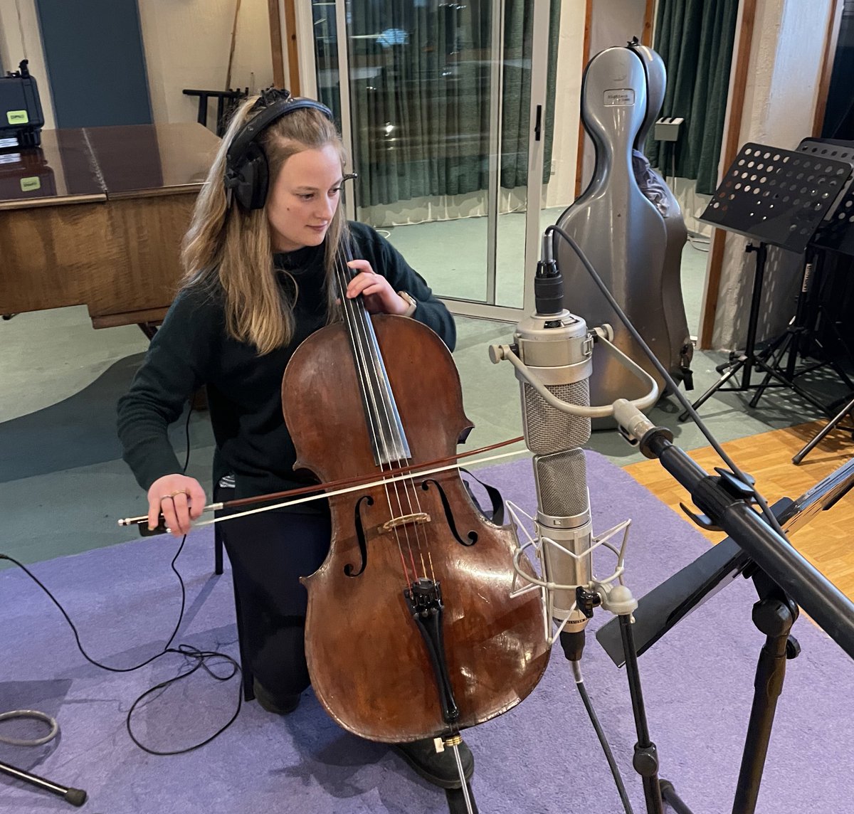 Hannah Peel (@hanpeel) on Twitter photo This is @AliceAllenCello
Travelled all the way to Scotland’s <a href="/castlesound1/">Castlesound Studios</a> to record her for the show I’m scoring at <a href="/NationalTheatre/">National Theatre</a>
#DancingAtLughnasa
Folk music meets classical… STUNNING
(Please do a solo album Alice!) This is @AliceAllenCello
Travelled all the way to Scotland’s <a href="/castlesound1/">Castlesound Studios</a> to record her for the show I’m scoring at <a href="/NationalTheatre/">National Theatre</a>
#DancingAtLughnasa
Folk music meets classical… STUNNING
(Please do a solo album Alice!)