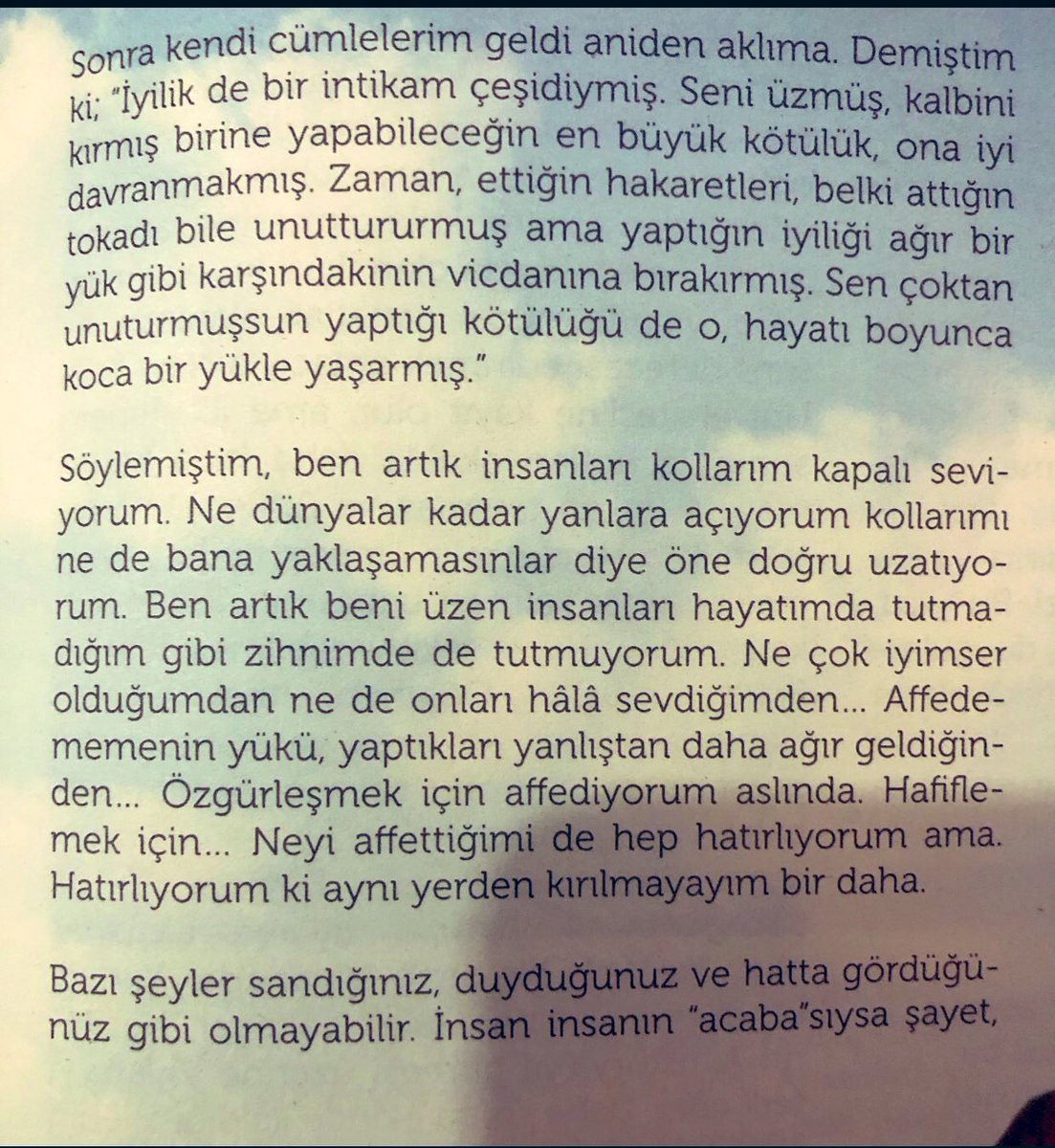 Ben artık insanları kollarım kapalı seviyorum..
🌼
#masadergi   @gamzeiyemm