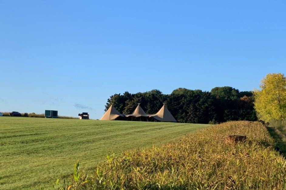 BorrowmyGarden's tweet photo. #NewListingAlert #Hertfordshire

#OutsideEvent location just an hour from London with over 100 acres of fields &amp; woodland. 

Start planning your event today. Whether it's a small celebratory gathering or a festival for up to (nearly) 15,000 people.  

https://t.co/fOHZbRtZtA https://t.co/qOhiiMmF8i