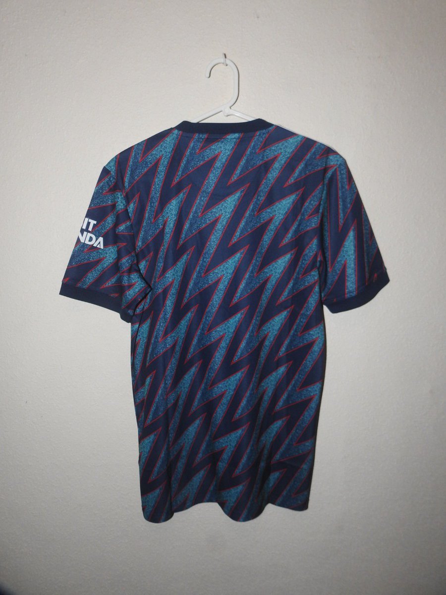 SecondHSports's tweet photo. @BowlesyFM @ShirtSellerList @FinderShirt We have the short sleeve version in a small BNWT https://t.co/MqW6IFv6oN