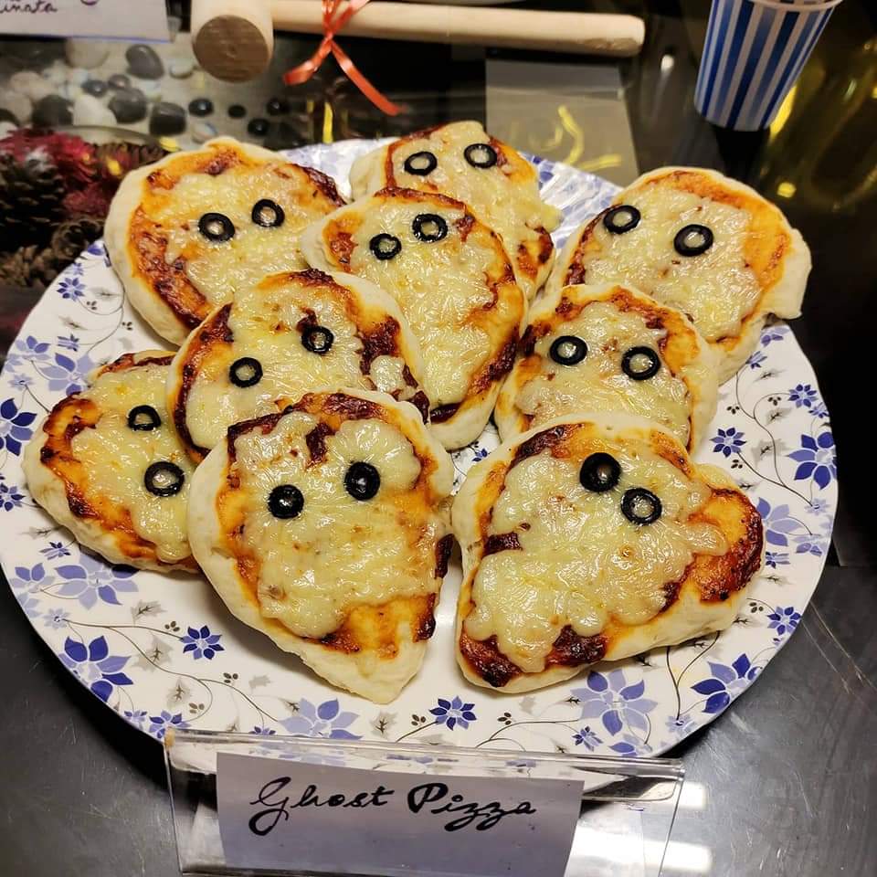 onepotmagic's tweet photo. #Ghost #pizza for my little one.. yummy and scary... #pizza love #workplacelove https://t.co/0RTUmRRZjv