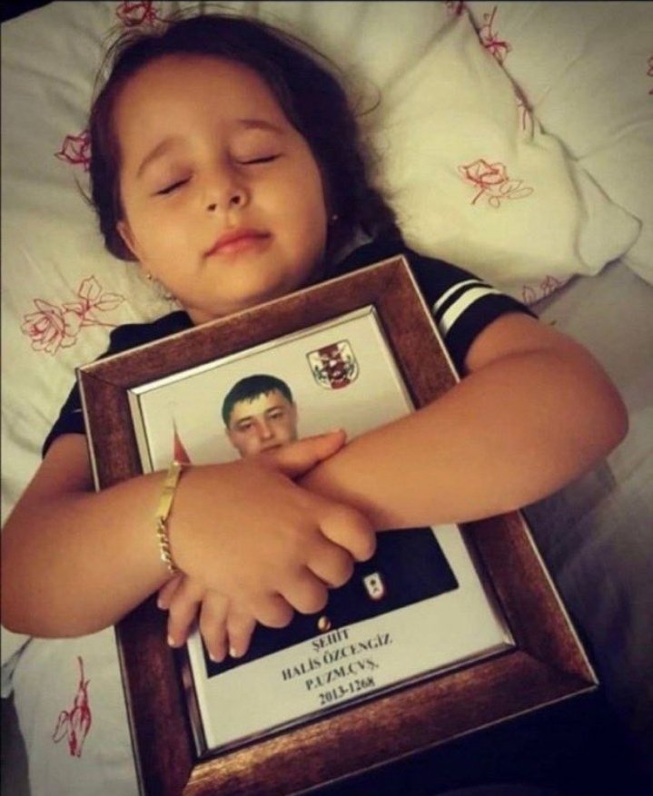 KORKMAZ3379's tweet photo. Gün hak mücadele günü kahramanlar tek yürek 
 Yürüdüklerinde yer sallanır
Düşman titrer dost gururlanır
Rüzgar durur güneş açar
Mazlum sevinir Zalim Kaçar
Allah kahramanları muzaffer etsin
Asrın Aslanları #UzmanÇavuş
#VatanaCanVereneKadro https://t.co/nLgrnCQcgp