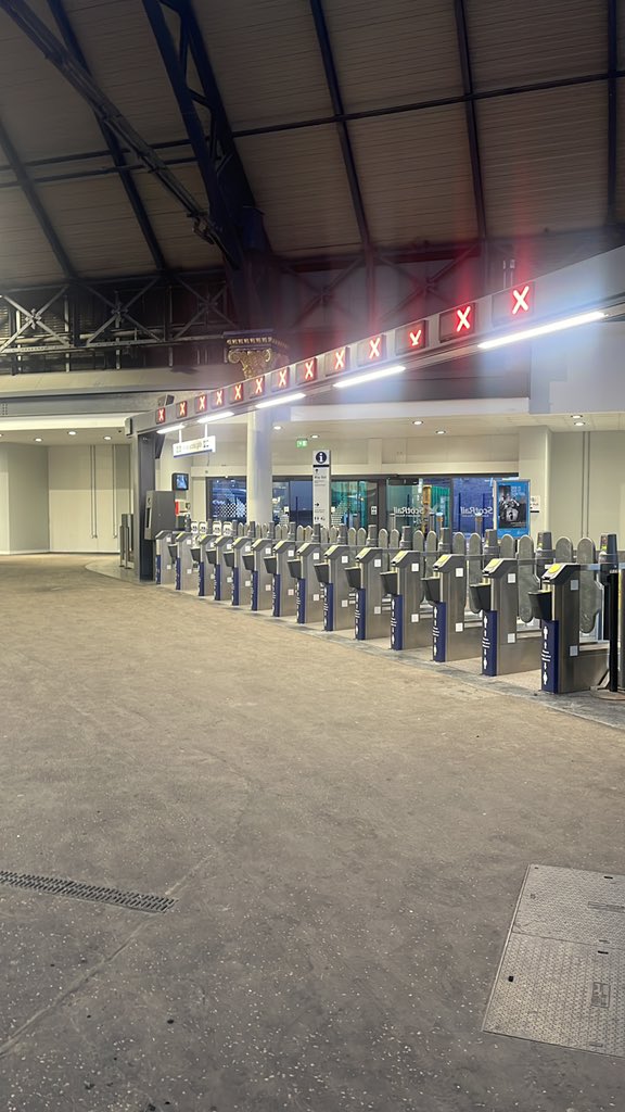 lyntoria83's tweet photo. @ScotRail I missed my train by seconds, because all the barriers at this side of the station are closed. Why? https://t.co/nD9OORPZi7