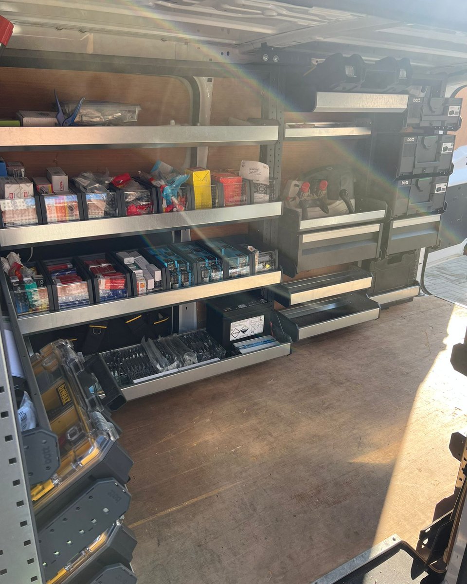 Locks & Loaded! 🔐🤙🏼 ⁣⁣⁣ #vanracking #racking #vanstorage #vanshelving #tools #toolbox #toolstorage #festool #systainer3 #trade #vangoals #vanlife #onthetools #locksmith #locksmiths #vauxhall #vivaro #wednesdaywisdom #humpday #bottmodulo3 #selffit #bottsmartvan #worksmartbott