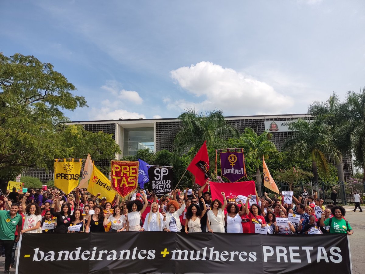 É que assim que a gente chega. De bonde! Com o povo tomando posse junto das <a href="/sppretas/">Movimento Pretas</a>